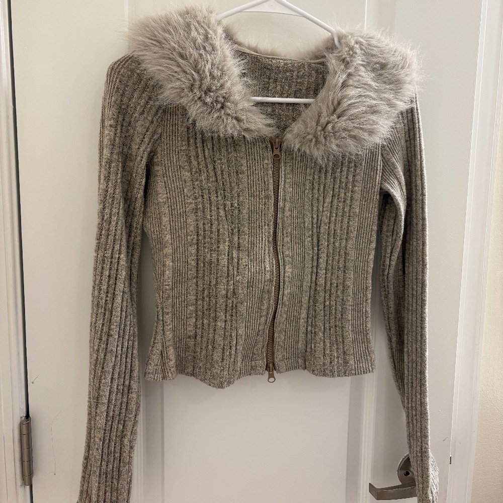 Gray sweater with fur